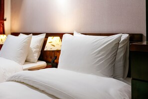 Habitación Deluxe | Minibar, caja fuerte, escritorio y cortinas opacas