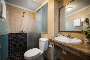 Dobbeltrom for 1 person – superior | Minibar, safe på rommet, skrivebord og blendingsgardiner