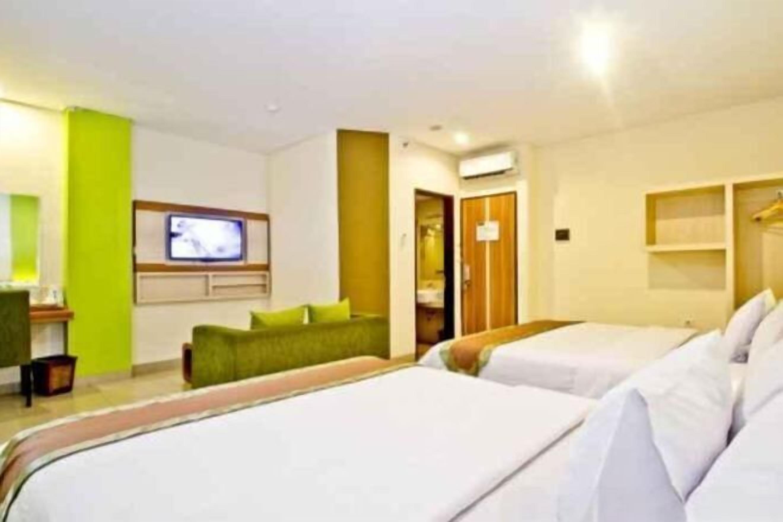 Een kluis op de kamer, een bureau, een strijkplank/strijkijzer