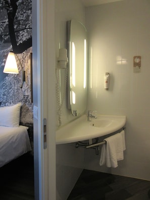 Kamar, 1 Tempat Tidur Double | Kamar mandi | Shower, perlengkapan kamar mandi ramah lingkungan, dan pengering rambut