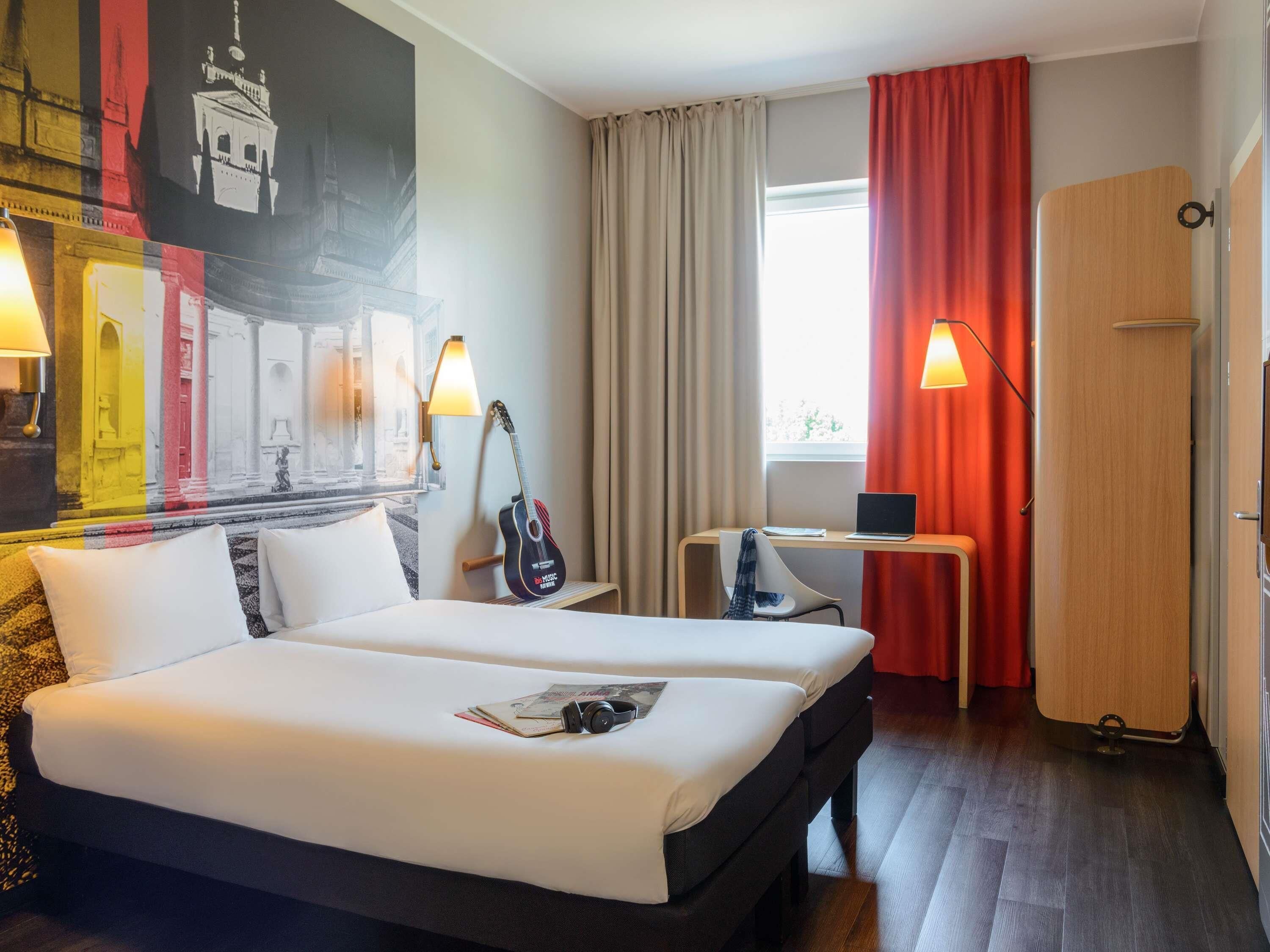Room, 2 Twin Beds | Down comforters, pillowtop beds, in-room safe, desk