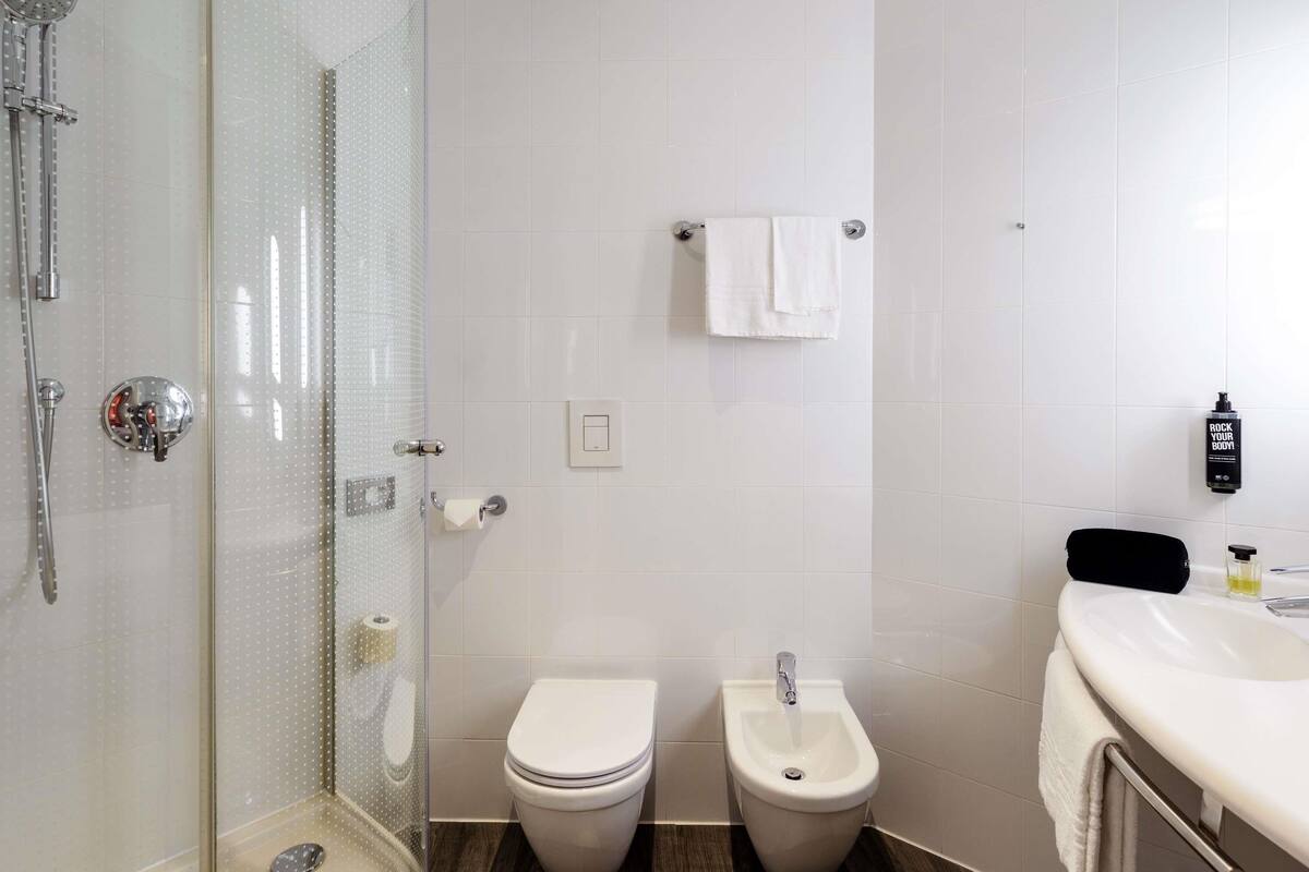 premium room, 1 double bed | down duvets, pillow-top beds, in-room safe, desk