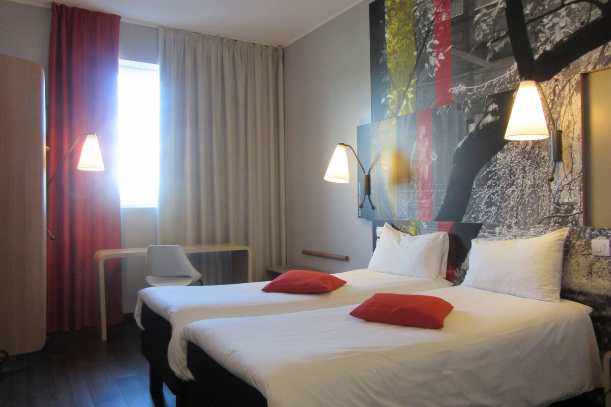 room, 2 single beds | down duvets, pillow-top beds, in-room safe, desk