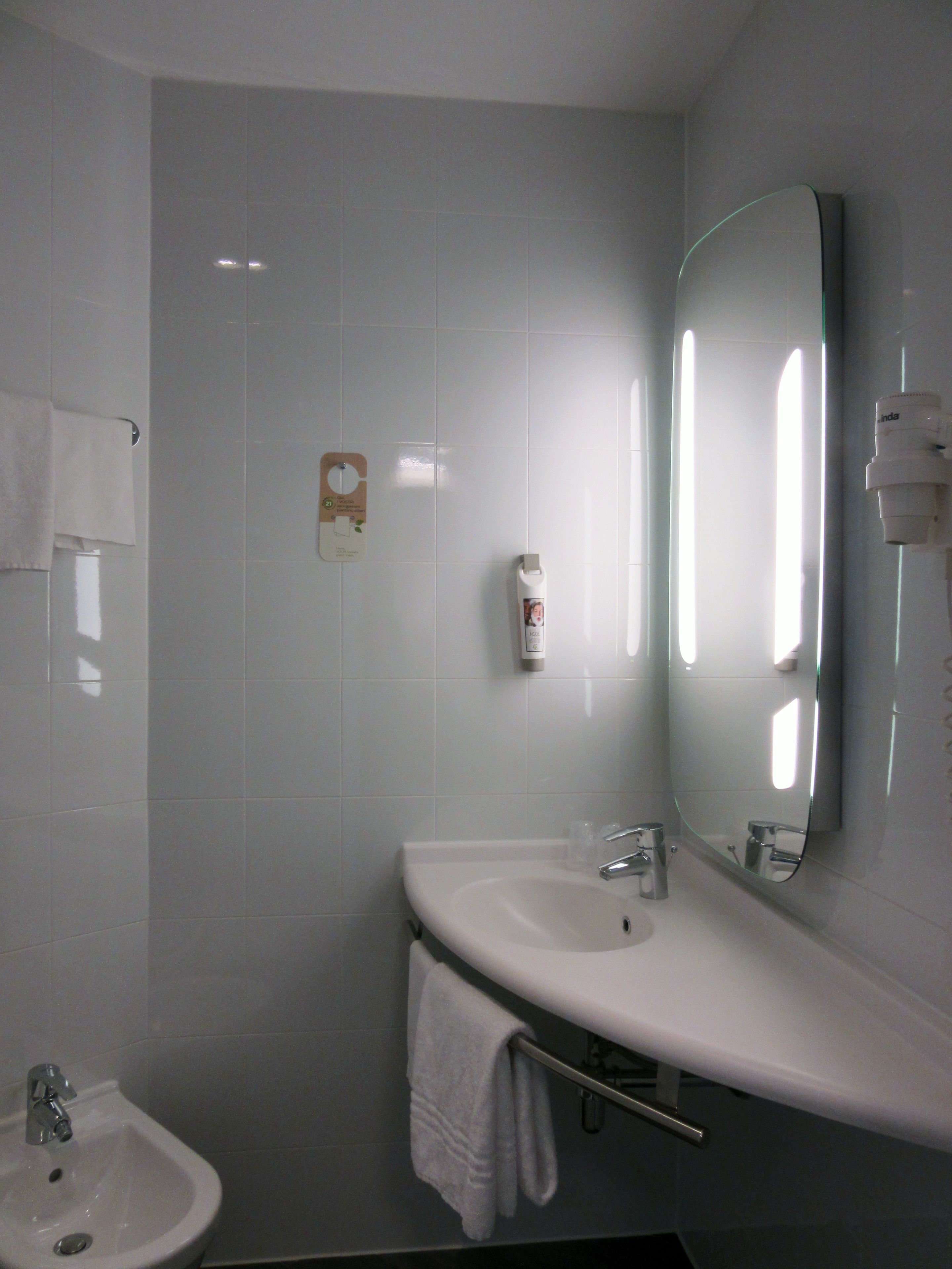 room, 2 single beds | bathroom | shower, eco-friendly toiletries, hair dryer, bidet