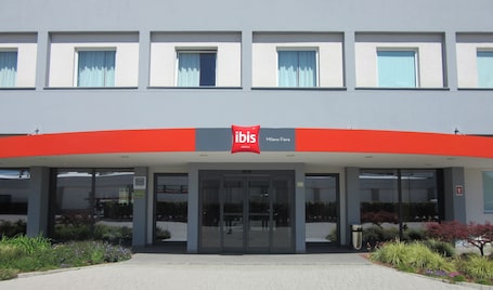 Entrée de l’hébergement. Ibis Milano Fiera
