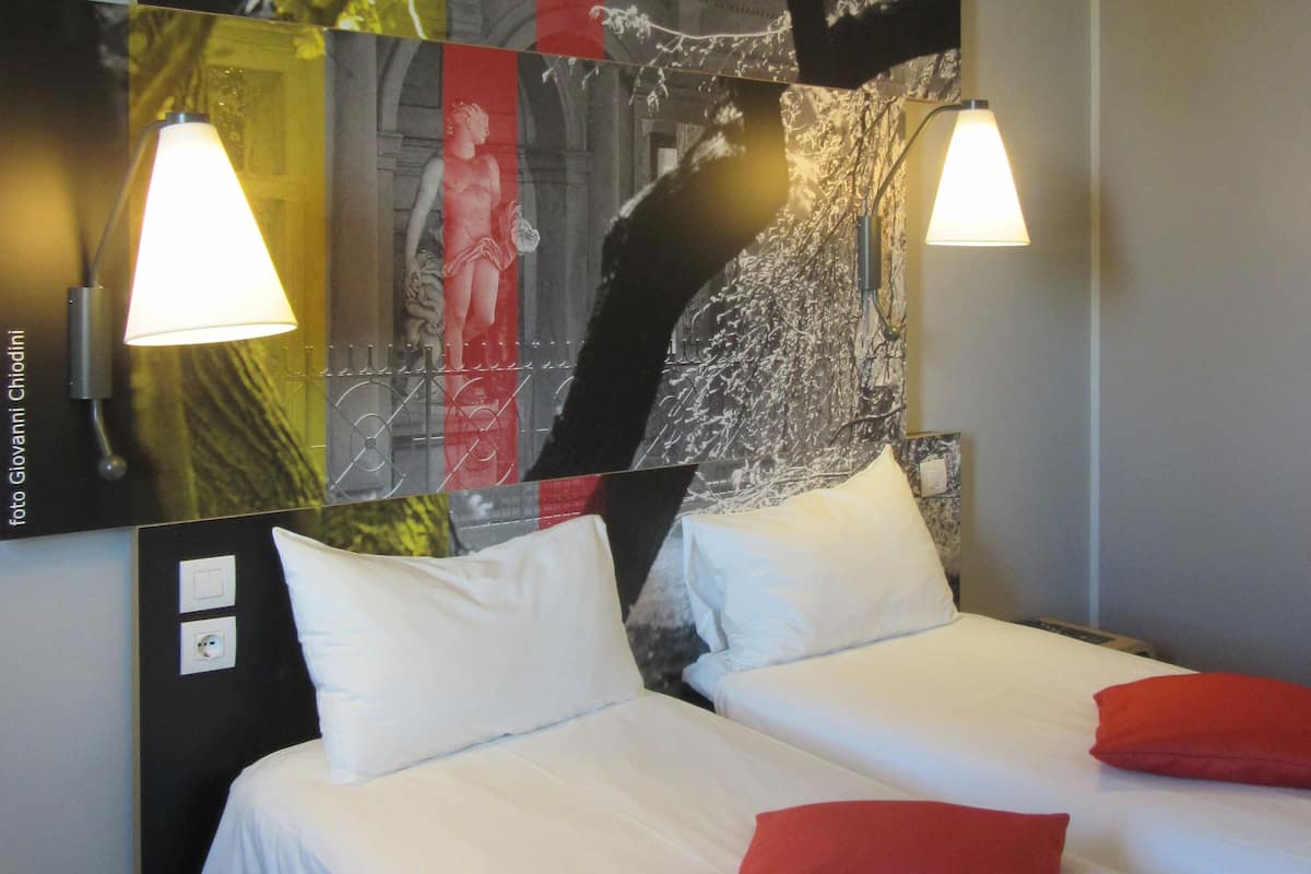 room, 2 single beds | down duvets, pillow-top beds, in-room safe, desk