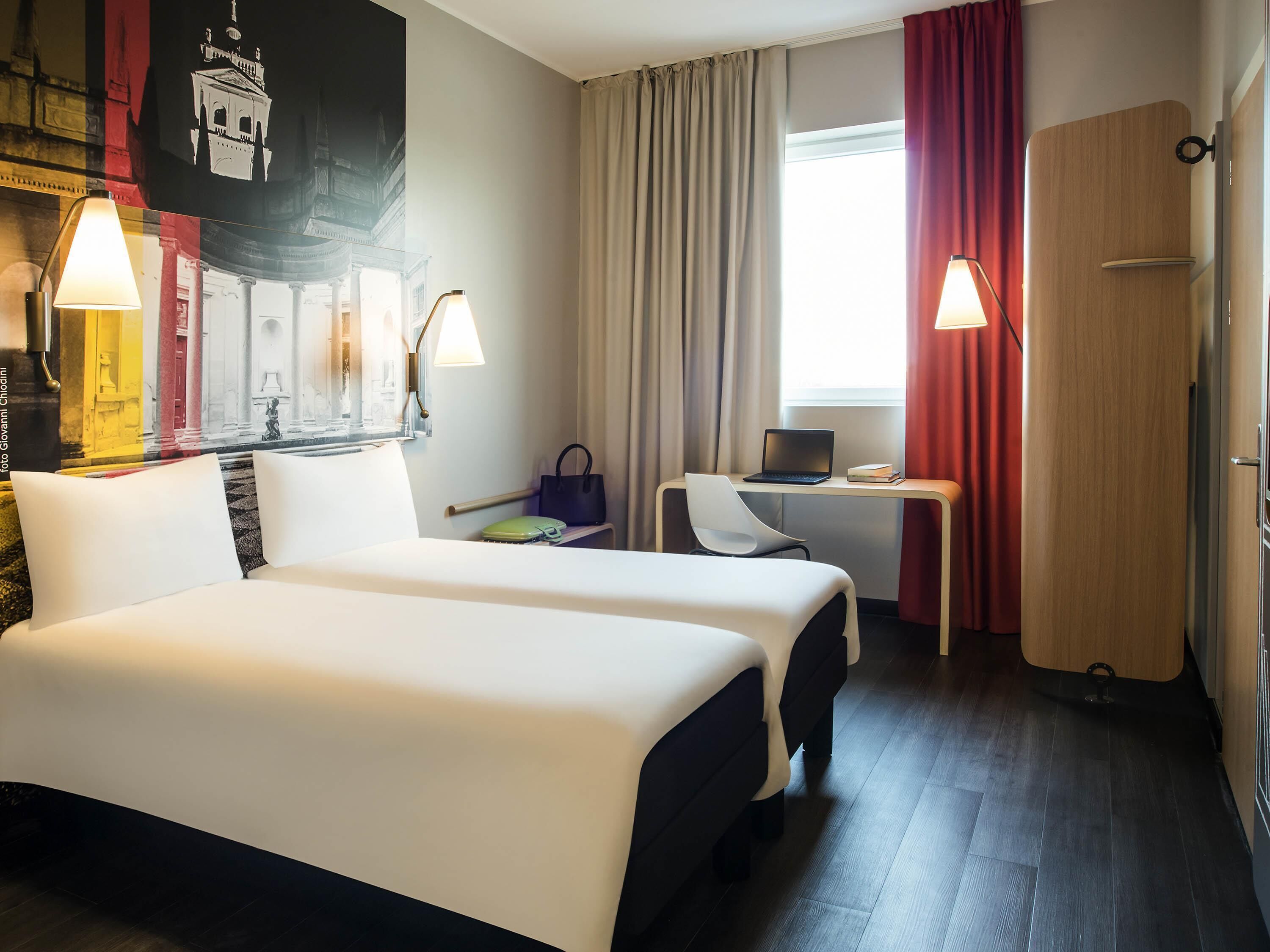 Room, 2 Twin Beds | Down comforters, pillowtop beds, in-room safe, desk