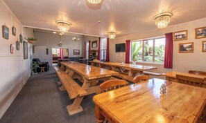 Down duvets, in-room safe, free WiFi, bed sheets - TripInn Modern Motels & Affordable Accommodation (Westport)