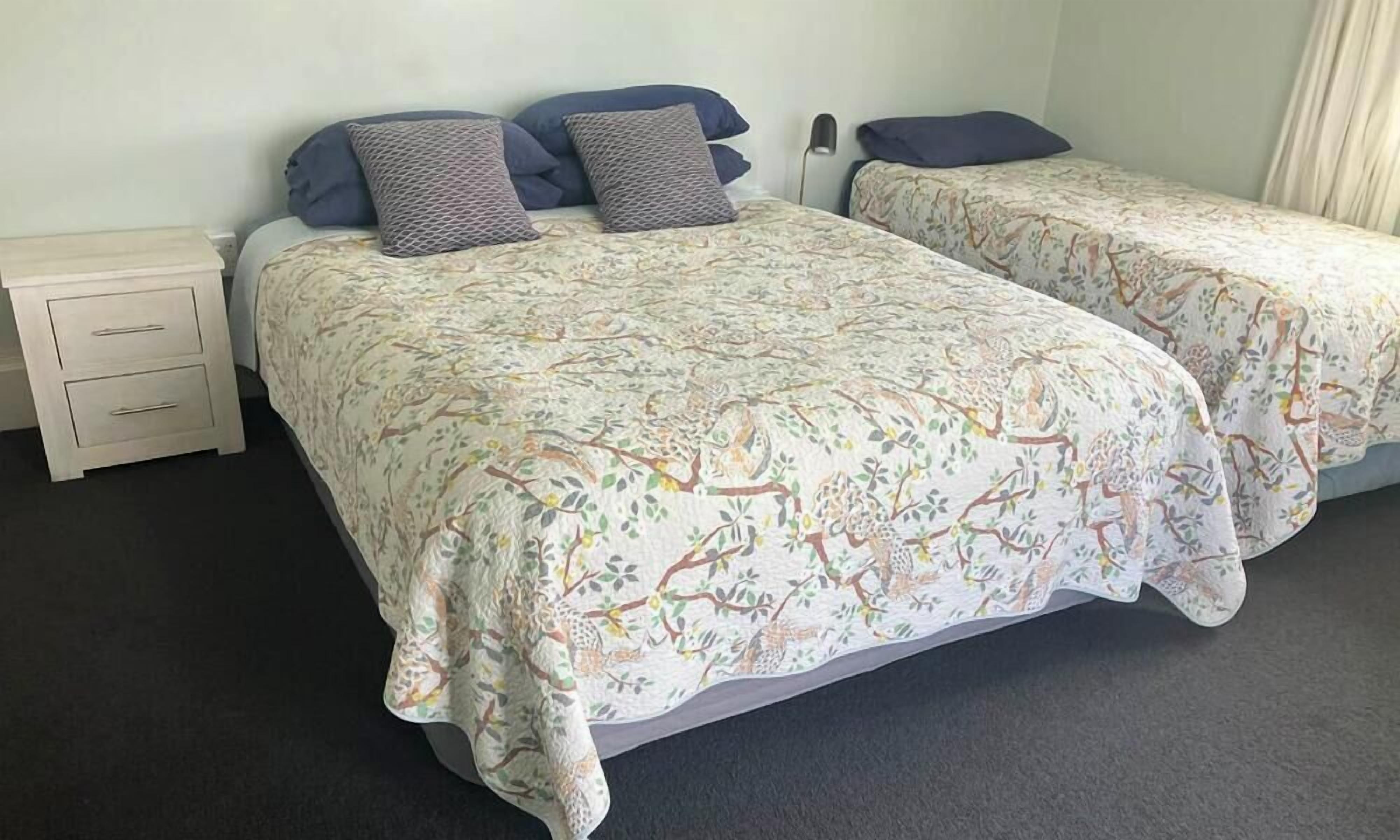 Comfort-Doppel- oder -Zweibettzimmer | Daunenbettdecken, Zimmersafe, kostenloses WLAN, Bettwäsche