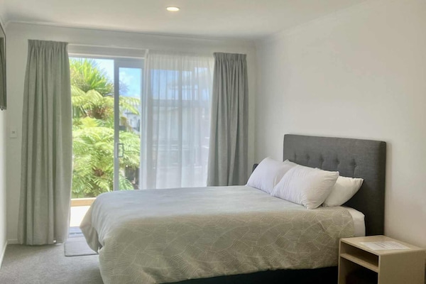 Suíte estúdio luxo, 1 cama Queen | Edredons de pluma, cofres nos quartos, Wi-Fi de cortesia, roupa de cama