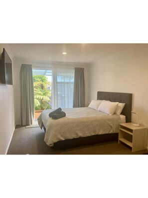 Down comforters, in-room safe, free WiFi, bed sheets - TripInn Modern Motels & Affordable Accommodation (Westport)