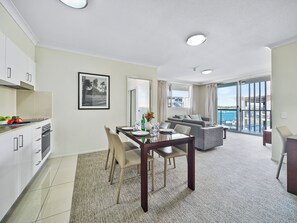 In-room safe, desk, laptop workspace, blackout drapes - Quest Breakfast Creek (Albion)