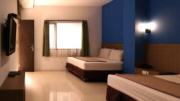 Family Room | Desk, free WiFi