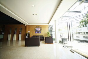 32-inch LCD TV with cable channels, TV