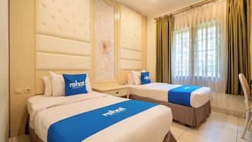 Deluxe Twin Room | Minibar, desk, free WiFi