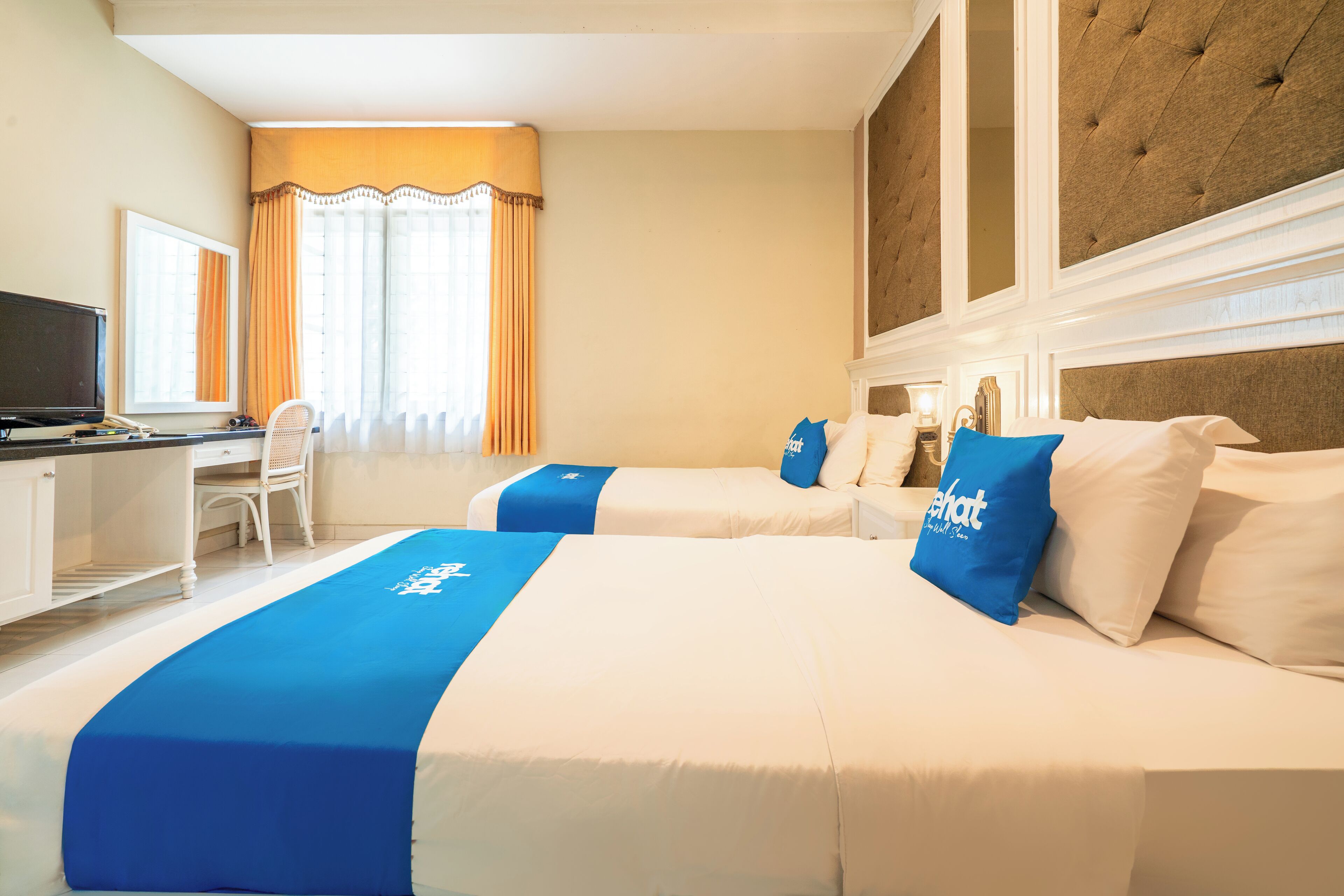 尊荣双床房 | 迷你吧、办公桌、免费 WiFi