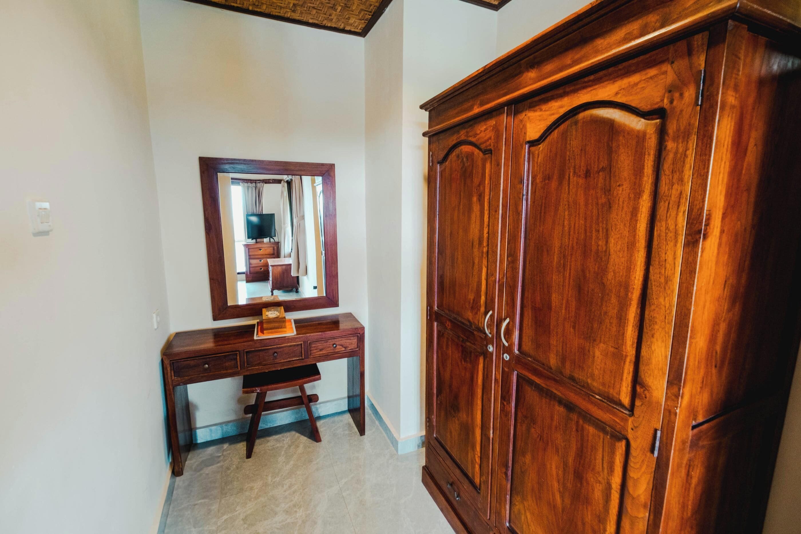 deluxe double room | minibar, in-room safe, desk, iron/ironing board