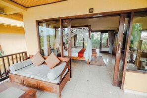 Minibar, coffres-forts dans les chambres, bureau