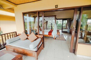 Minibar, caja de seguridad en la habitación y escritorio