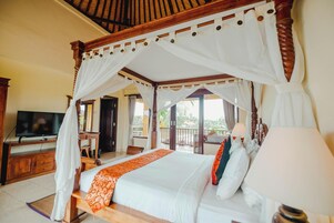 Minibar, caja de seguridad en la habitación y escritorio