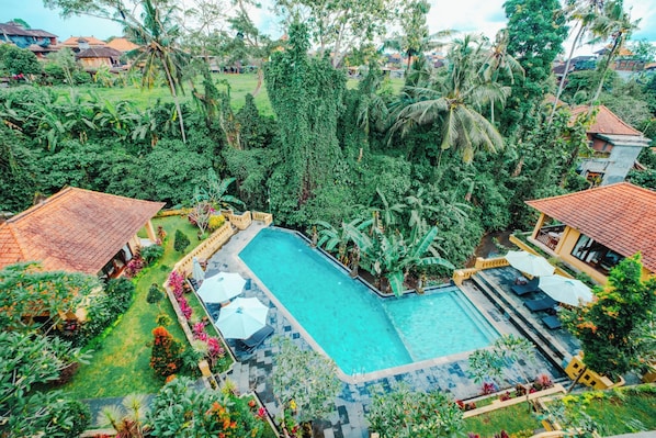 2 ulkouima-allasta avoinna 7.00–19.00, aurinkovarjoja, aurinkotuoleja