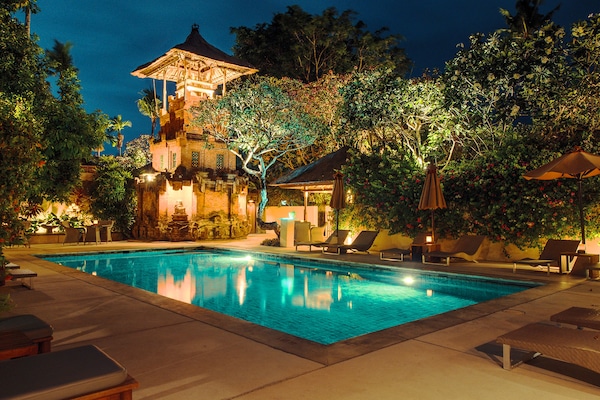 Piscina all'aperto, ombrelloni da piscina, lettini