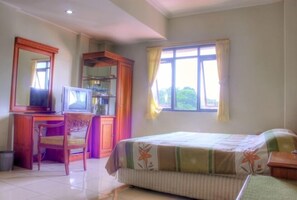 Suite | Desk, free WiFi