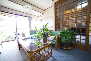 Coin salon dans le hall