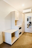 Deluxe Room, 1 Queen Bed, Non Smoking | Room amenity