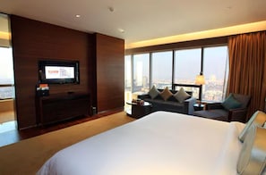 Pillowtop beds, minibar, in-room safe, desk - HJ International Hotel (Dongguan)