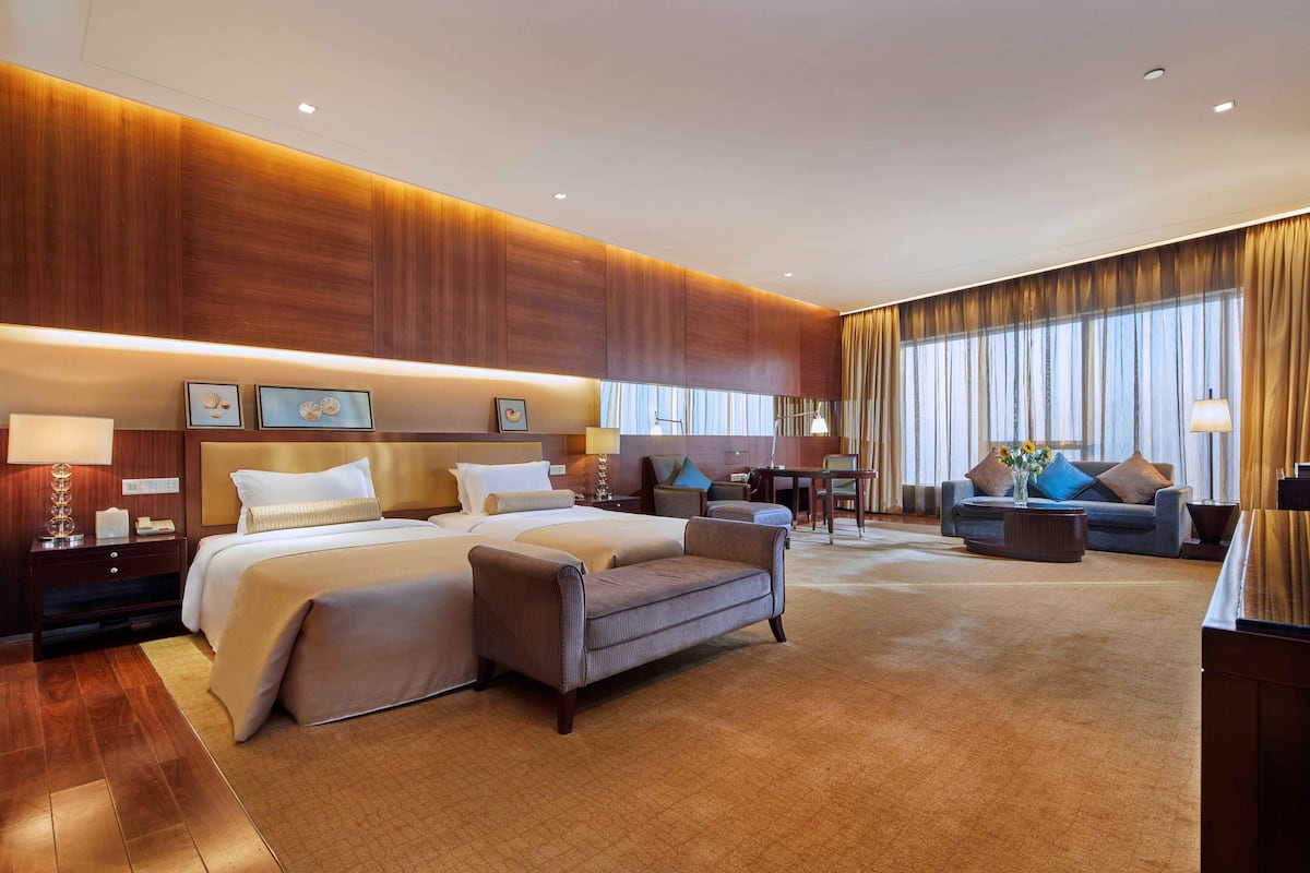 Rom | Senger med overmadrass, minibar, safe på rommet og skrivebord