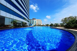 Piscina interna, piscina externa, espreguiçadeiras