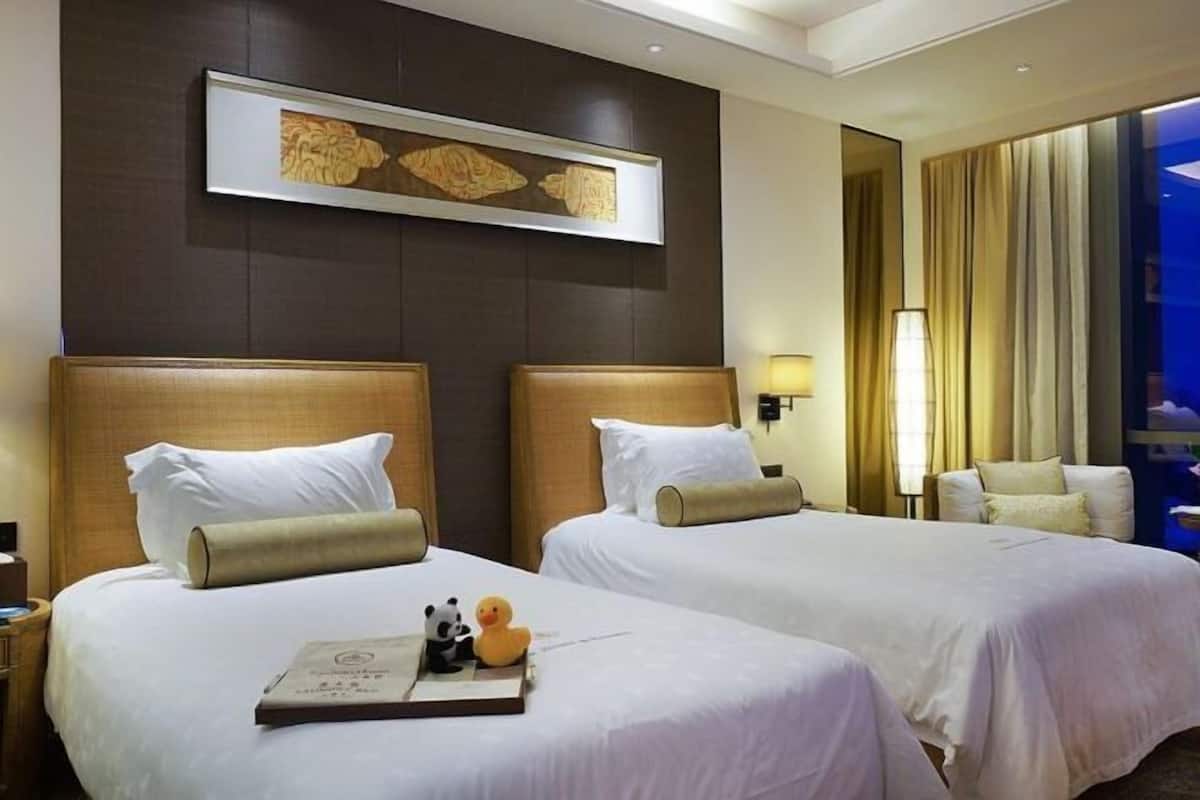 Bar mini, peti besi dalam bilik, meja, kalis bunyi