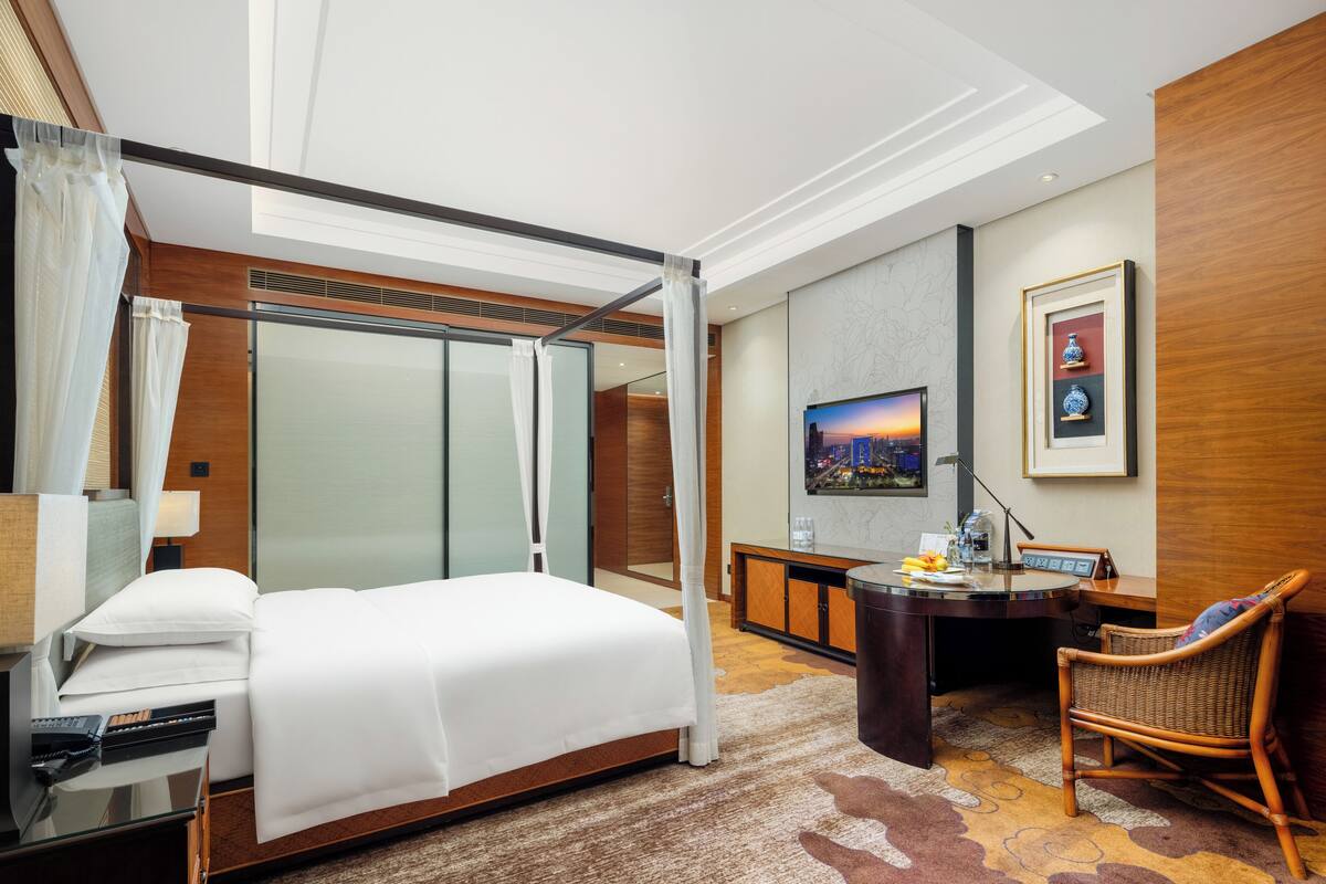 Phòng đôi Business | Minibar, két bảo mật tại phòng, bàn, phòng cách âm 