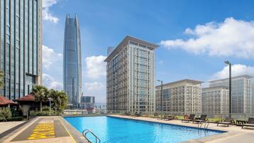 Utomhuspool och solstolar