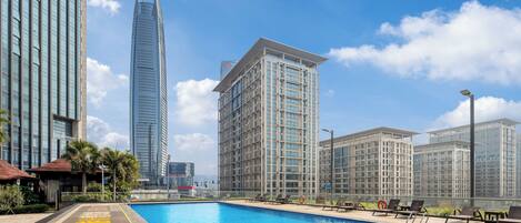 Piscine extérieure, chaises longues