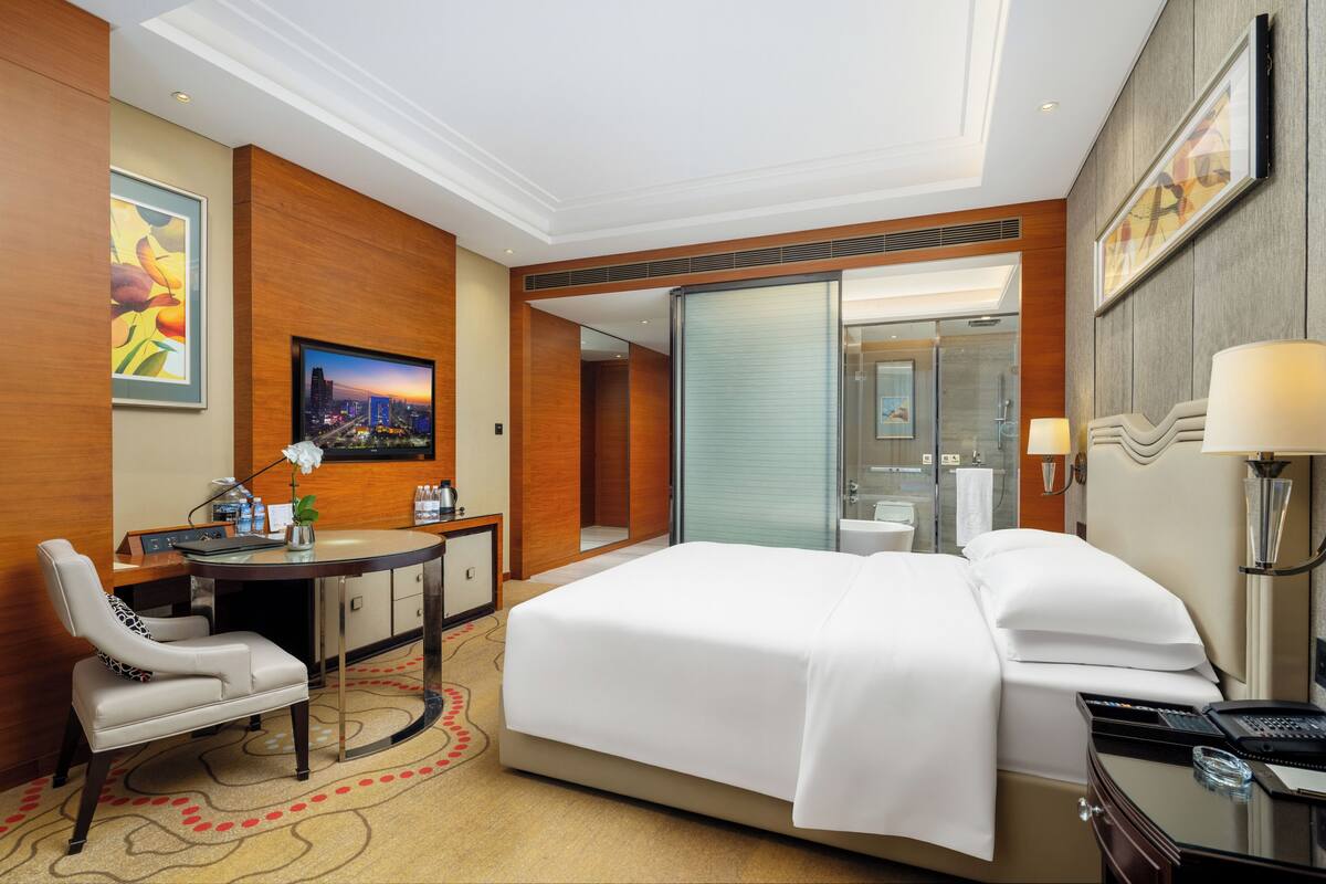 Phòng Deluxe | Minibar, két bảo mật tại phòng, bàn, phòng cách âm 