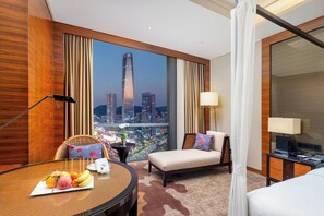 Minibar, caja de seguridad en la habitación y escritorio 