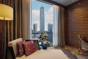 商务大床房 | 迷你吧、客房内保险箱、办公桌、隔音