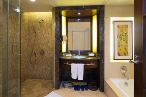 Een douche, een regendouche, designer toiletartikelen, een haardroger