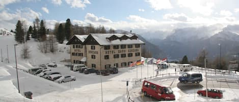 Vista frontal de la propiedad