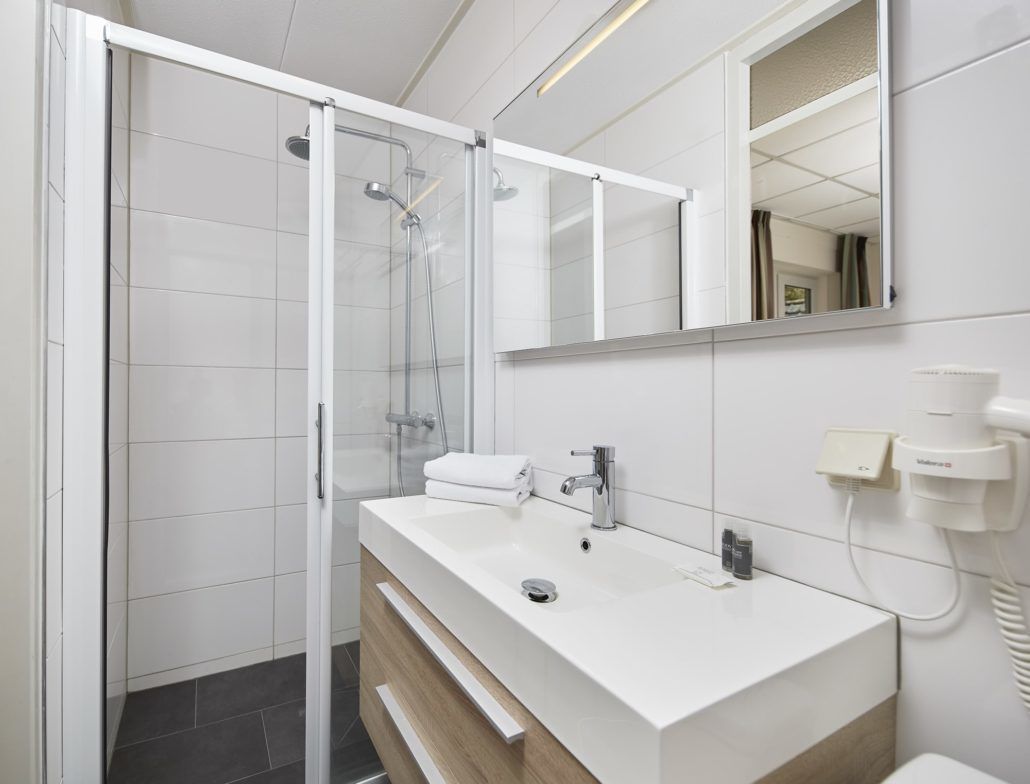 free toiletries, towels