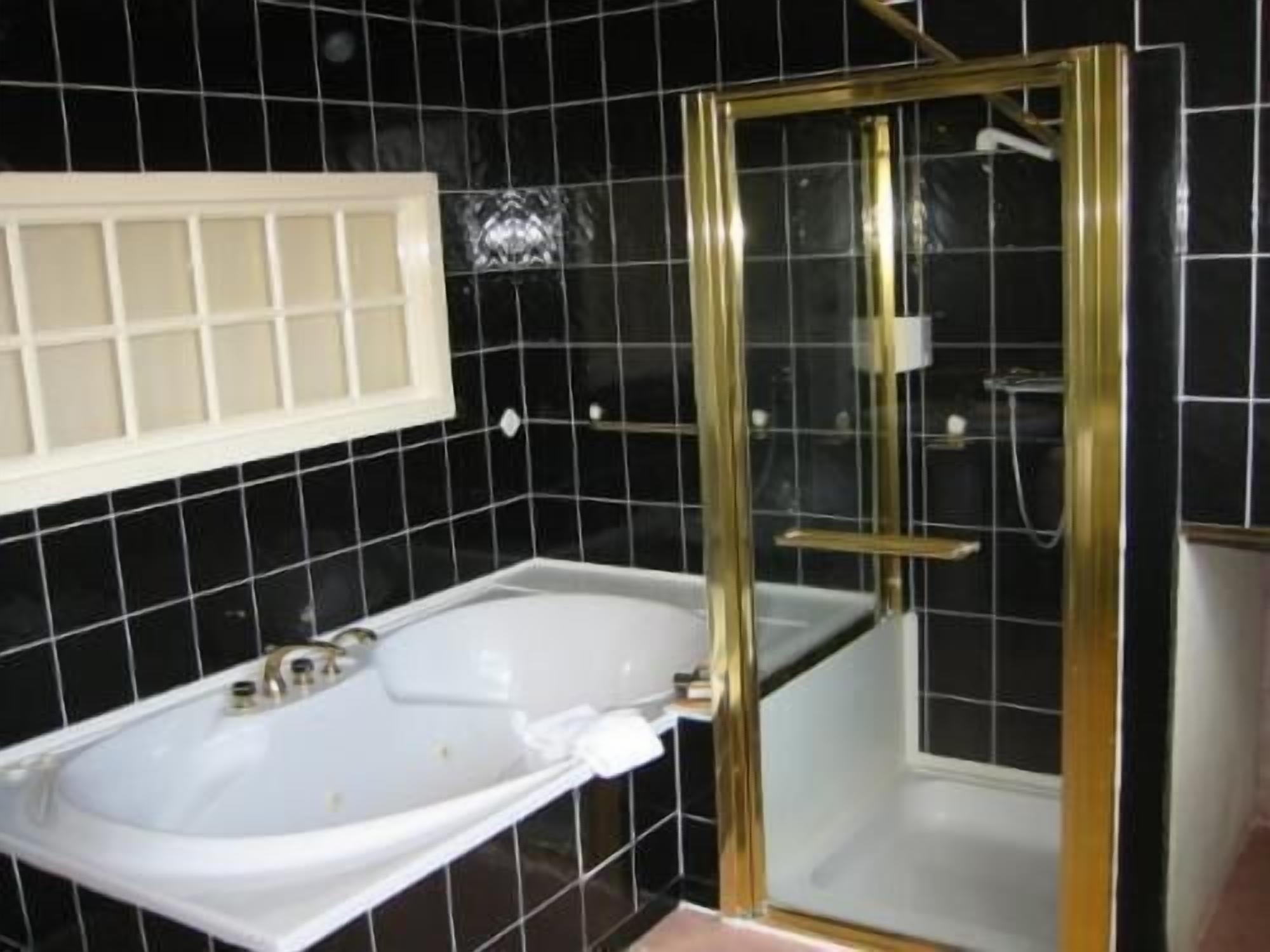 free toiletries, towels