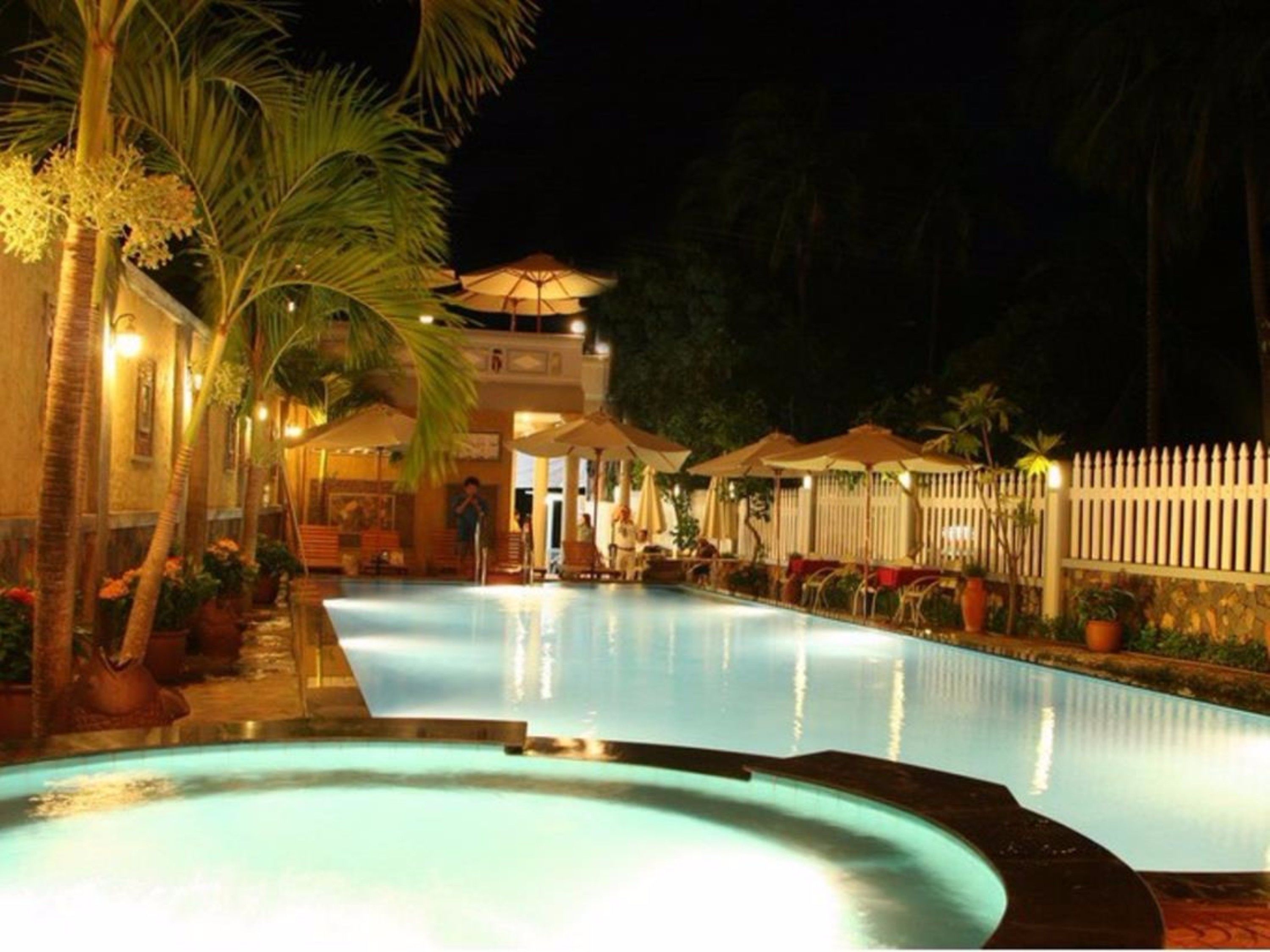 Utendørsbasseng, bassengparasoller og solsenger