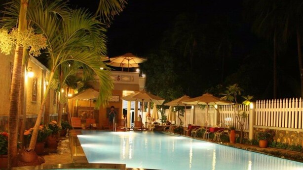 Outdoor pool, pool umbrellas, pool loungers - Thao Ha Muine Hotel (Mui Ne)