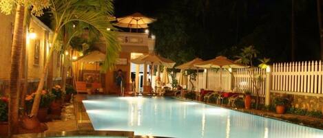 Outdoor pool, pool umbrellas, sun loungers