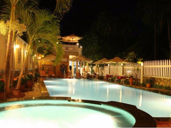 야외 수영장, 수영장 파라솔, 일광욕 의자