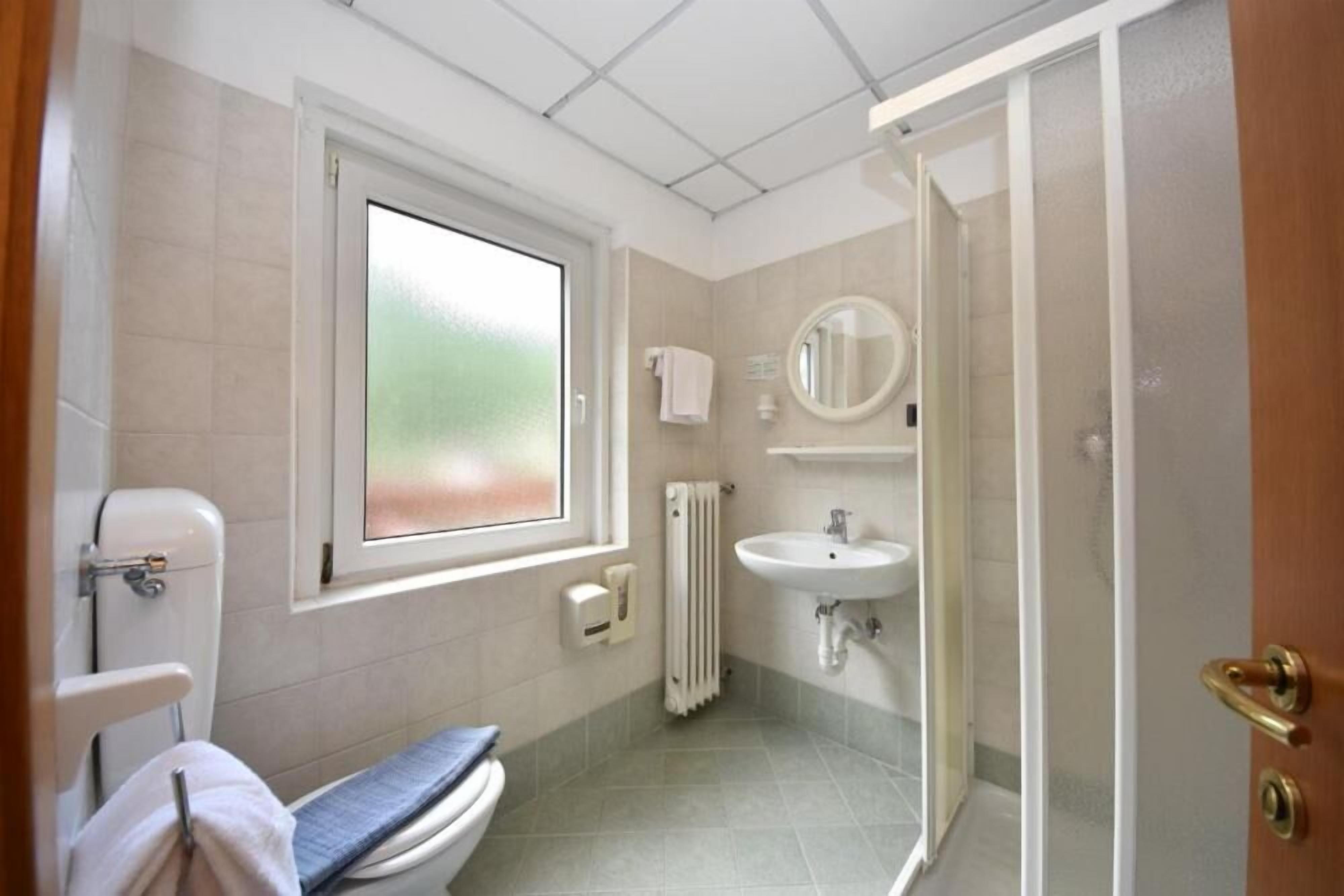 Douche, sèche-cheveux, bidet, serviettes fournies