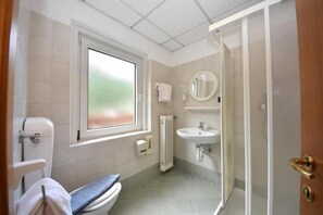 Doccia, asciugacapelli, bidet, asciugamani