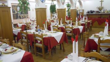 Petit déjeuner et dßner servis sur place, spécialités Cuisine locale